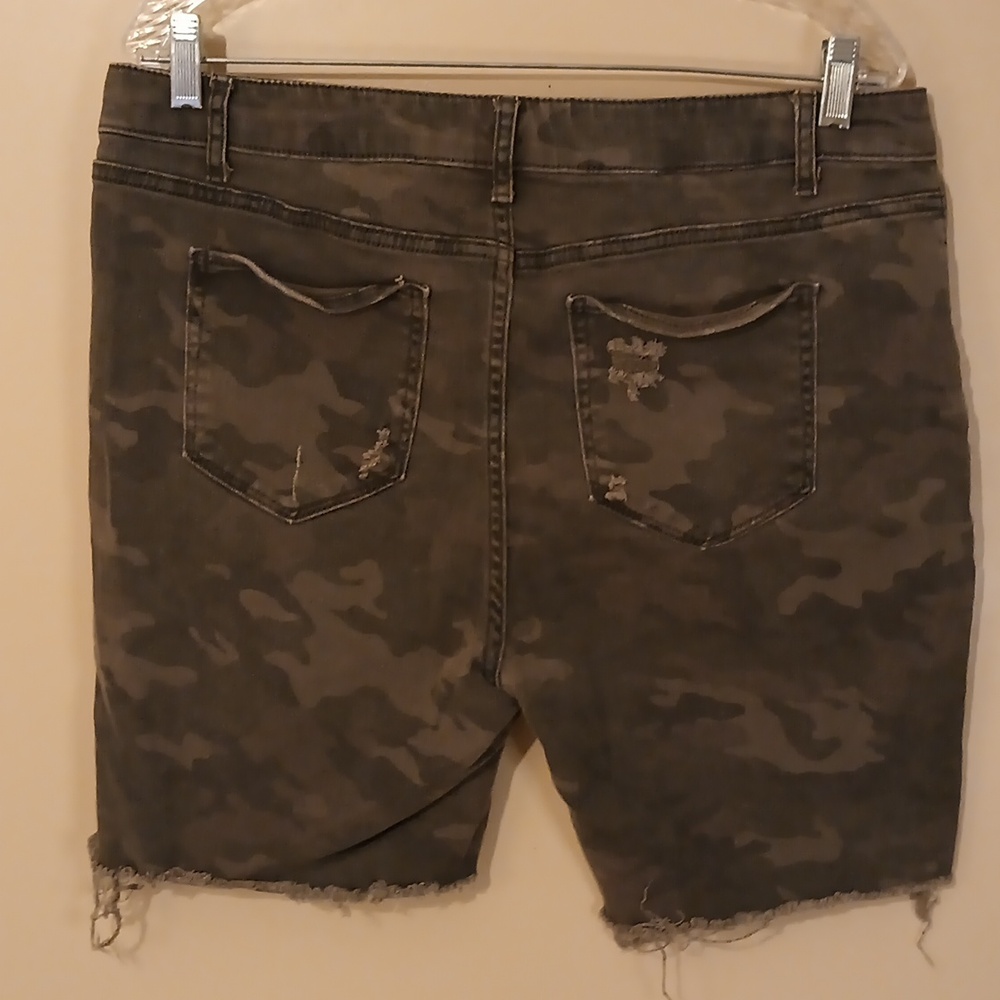 No Boundaries Jean Shorts - Picture 2 of 3